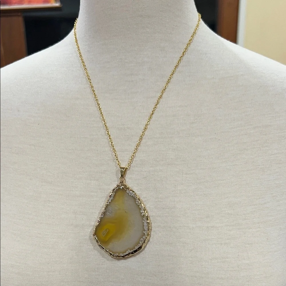 Elegant Gold and Yellow Agate Pendant Necklace